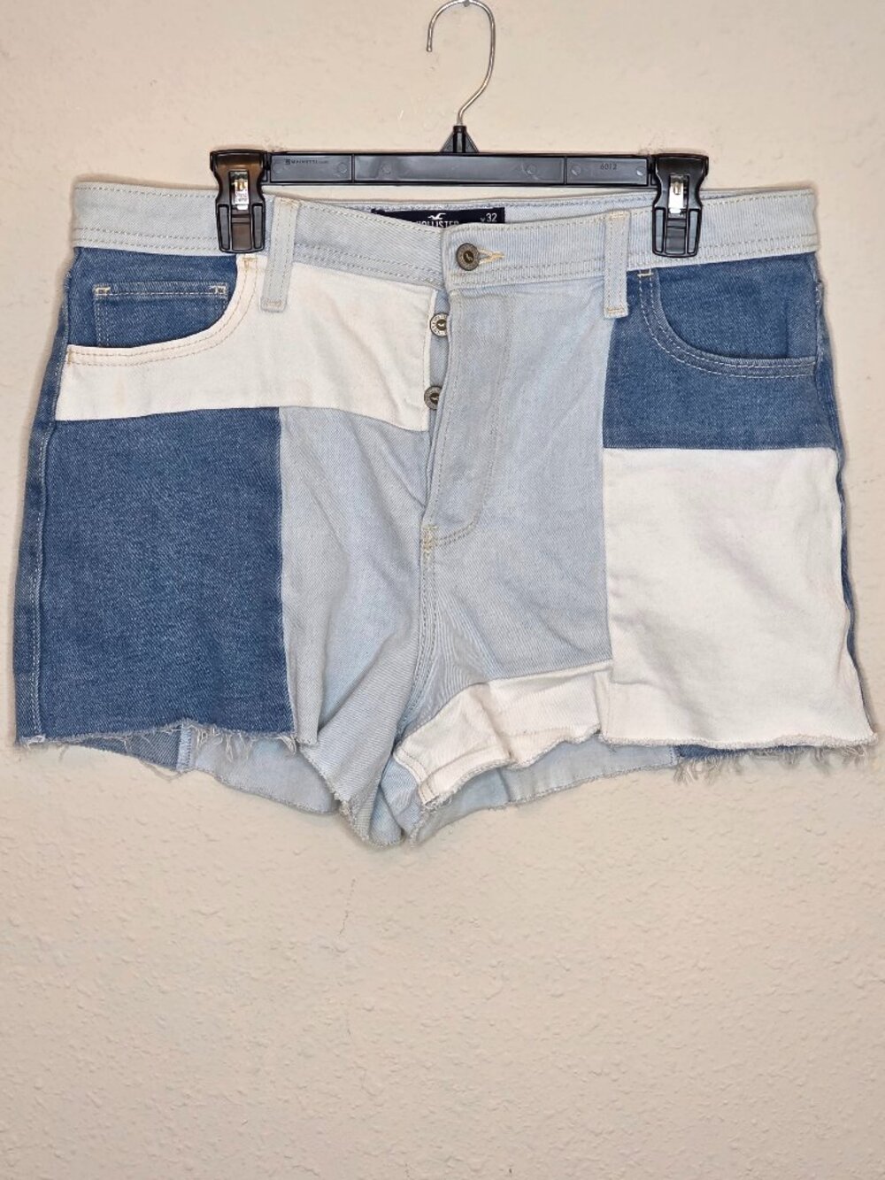 Hollister Ultra High-Rise Mom  Denim Cutoff Women's Shorts, Size 15/32